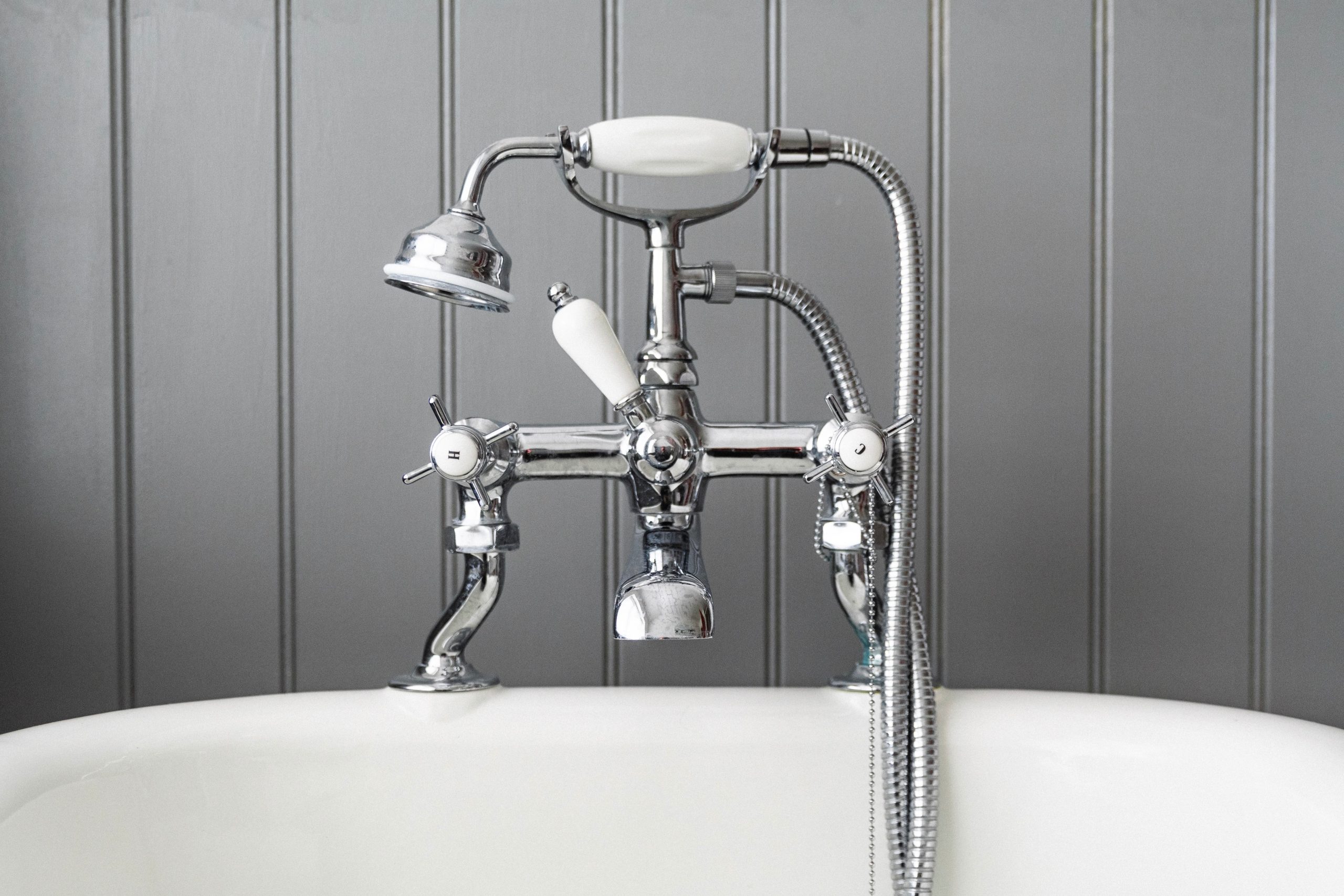 Plumbing tubs, sinks, rough-ins for bathroom and kitchen renovation services in Toronto